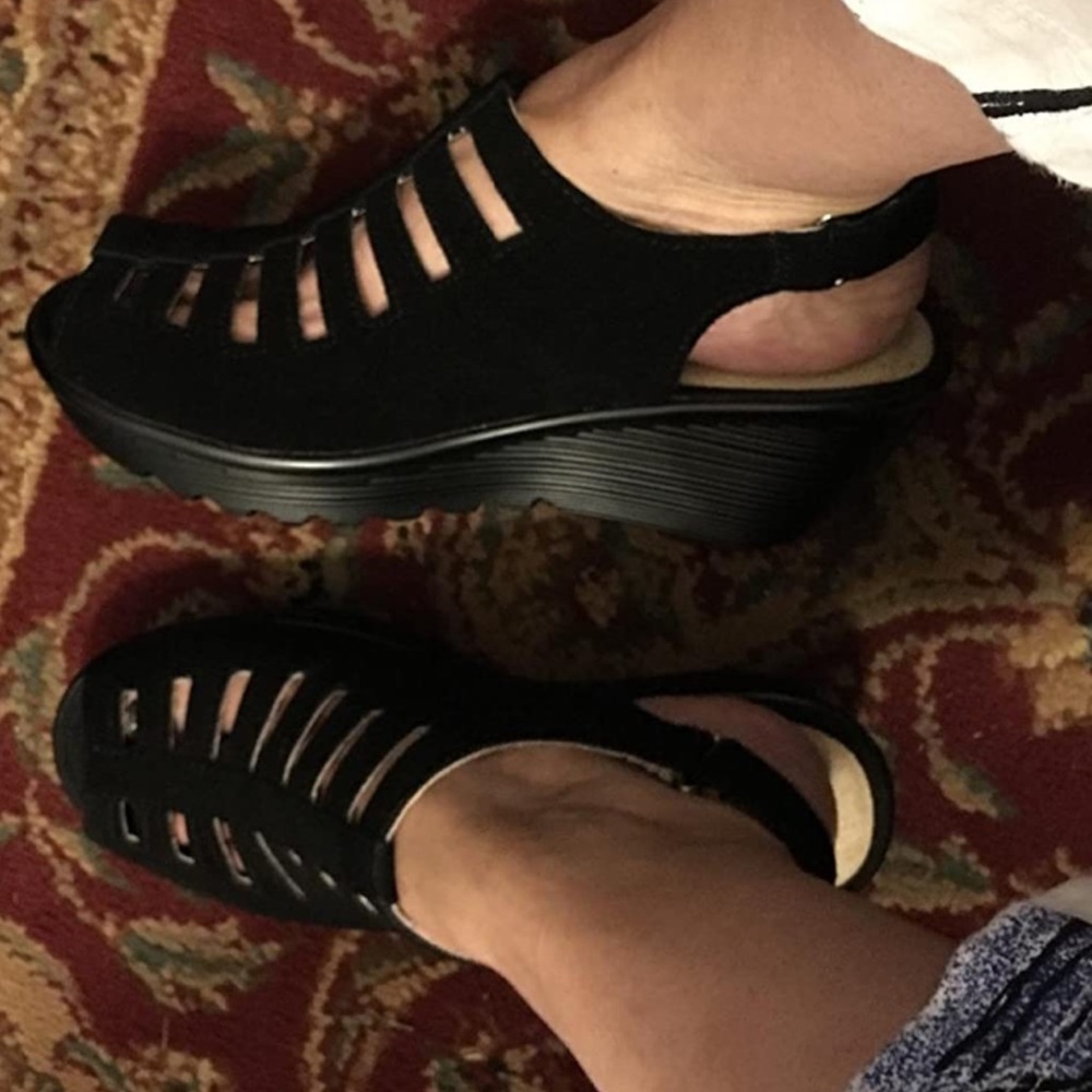 Sketchers Memory Foam Sandal
2 1/4 “ total wedge heel
Adjust Slingback Strap